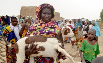 Almadimatou Aguissa aus dem Dorf Kacondj präsentiert ihre neue Ziege - copyright arche nova (2)