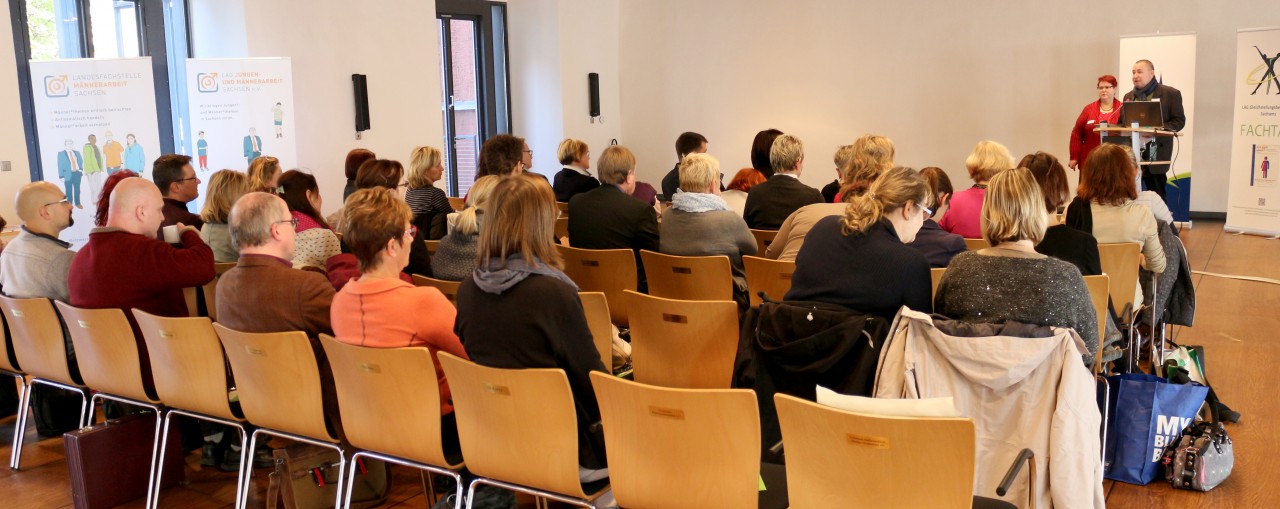 Sylvia Wolf von der Landesarbeitsgemeinschaft Kommunale Gleichstellungsbeauftragte Sachsen und Frank Scheinert von der Landesfachstelle Männerarbeit bei der LAG Jungen- und Männerarbeit Sachsen eröffneten die Konferenz