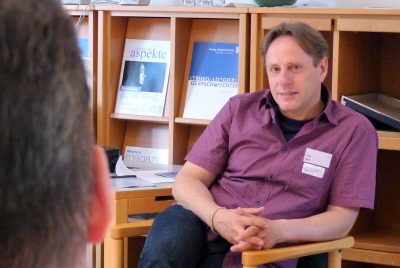 2016-06-15_ZEHN_Interviewfoto-2017 Peter Wild im Gespräch, während der Fachtagung ZEHN! Jahre LAG Jungen- und Männerarbeit Sachsen e. V.