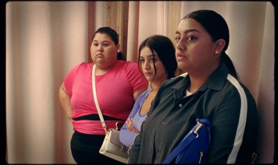 Ausschnitt aus dem Gewinnerfilm 2026 "El Regalo". Drei Romnja-Frauen schauen in die Kamera.